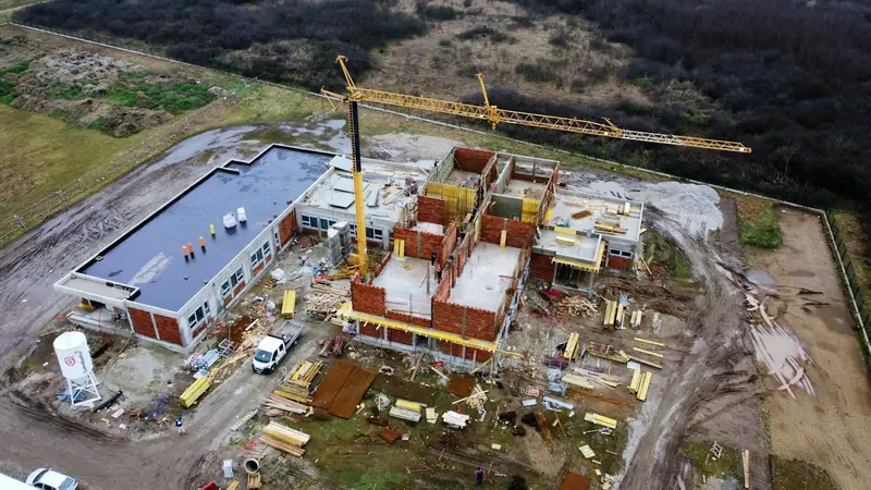 Edificio in costruzione con gru, ripreso in obliquo