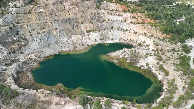 Cava con lago vista dall'alto