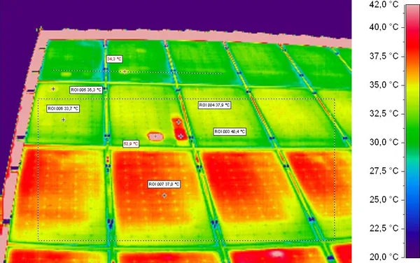 Termogramma radiometrico di moduli fotovoltaici con scala delle temperature e una cella in surriscaldamento a 52,9 °C